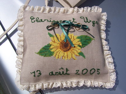 Le coussin avec les alliances - 72.2 ko Le coussin avec les alliances - 72.2 ko